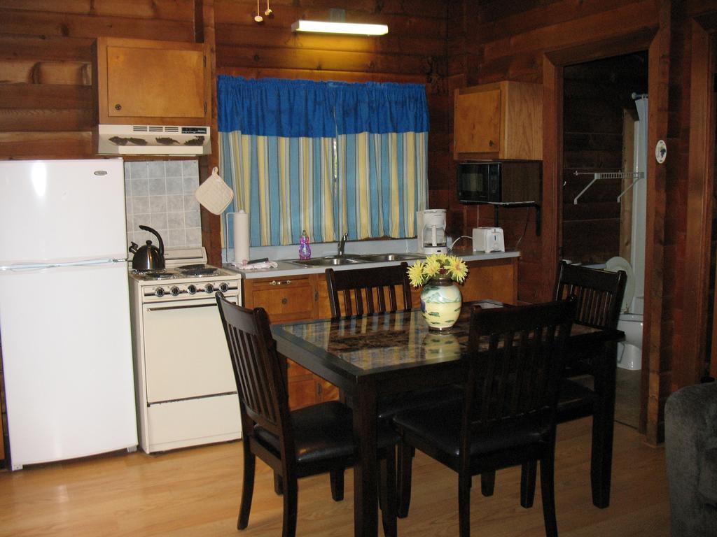Forest Lake Camping Resort Lakefront Cabin 8 Advance Buitenkant foto